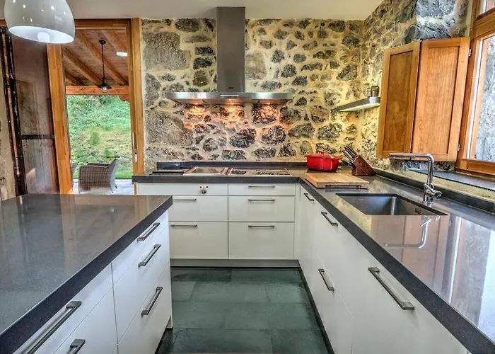 Vila La De Carmen, Entre Santander Y Cabarceno. Liano